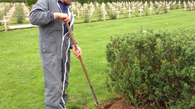 Les derniers préparatifs au cimetière polonais d'Urville