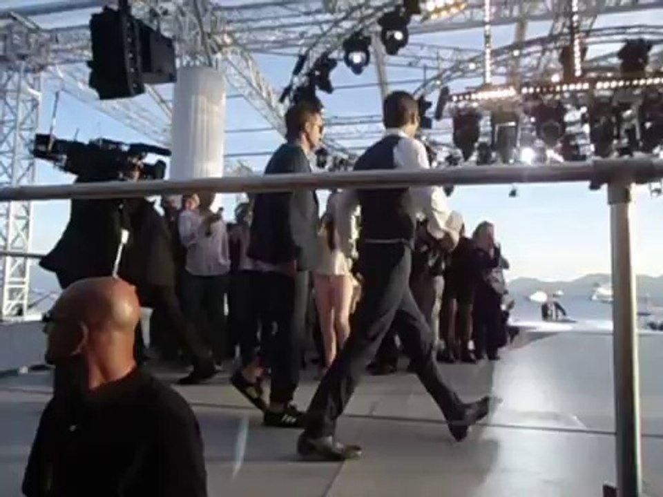 Robert Pattinson Arrives At Le Grand Journal (may 20th)