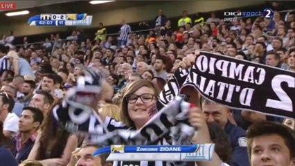 Zinedine Zidane faz golaço e lembra os velhos tempo