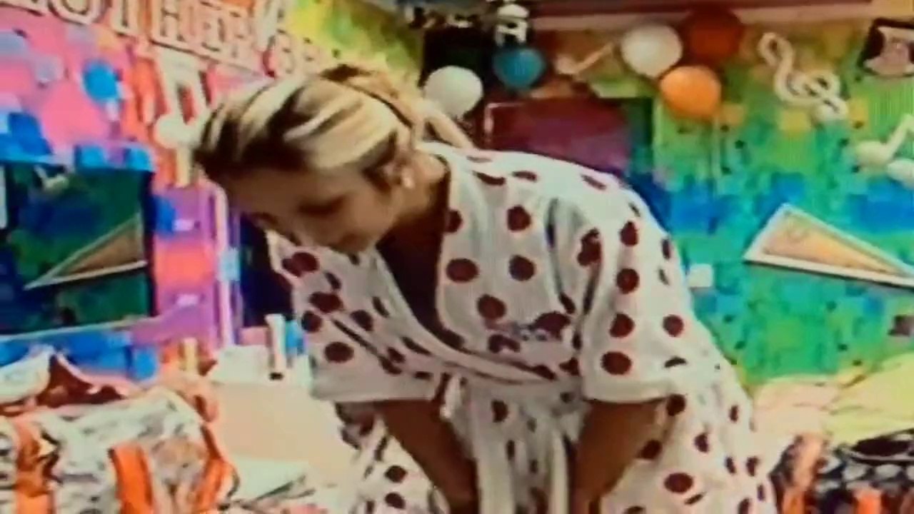 Clarinha dando coisas na Van