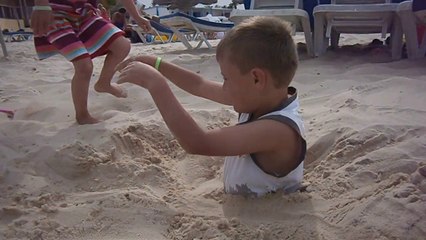 SAHARA BEACH Mai 2014 , Eliot enterré sur la plage