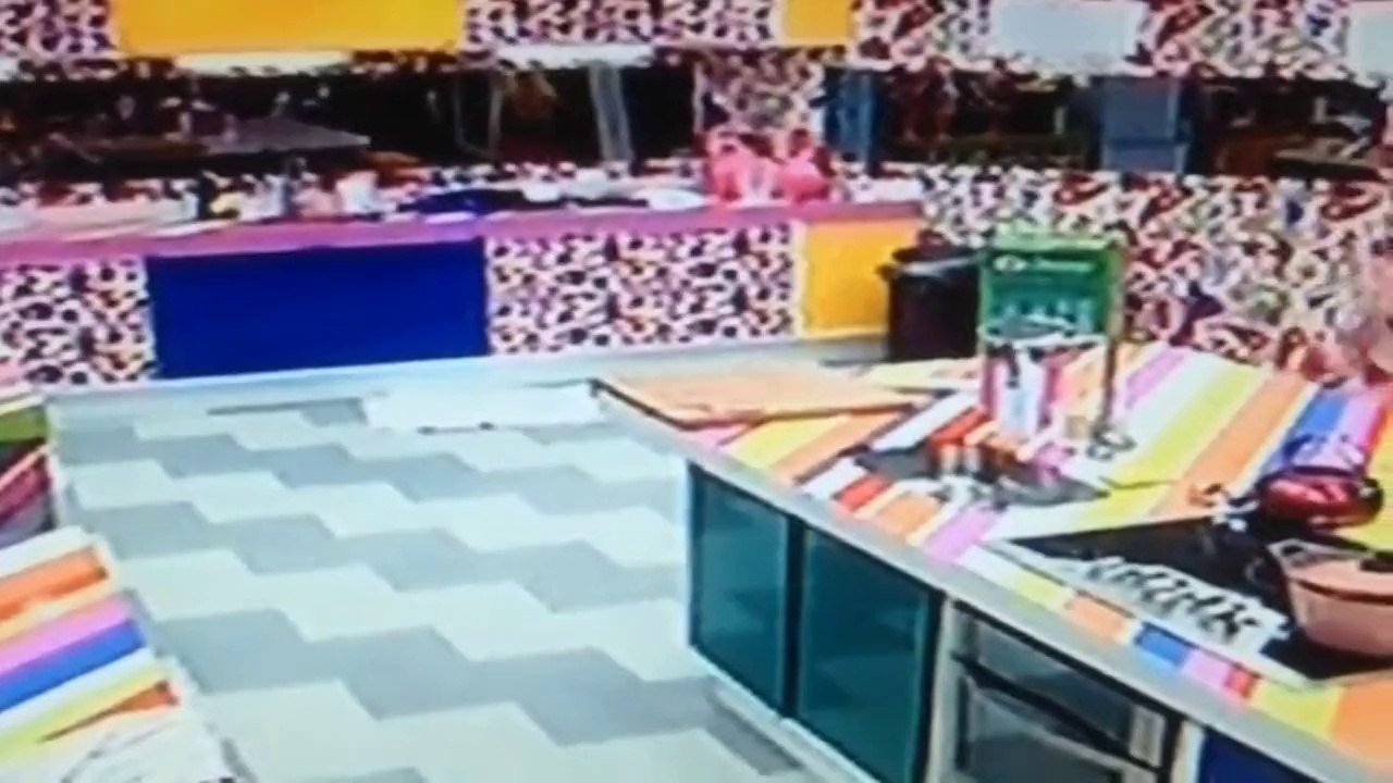 Clarinha querendo apanhar da Van