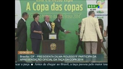 Dilma levanta a taça da Copa