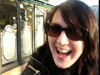 Emilie chante dans la rue