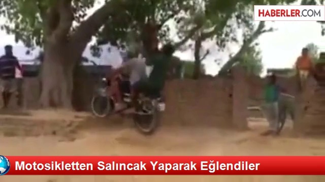 Motosikletten Salıncak Yaparak Eğlendiler