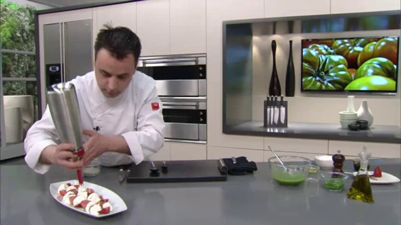 Amanida de tomàquet i maduixes amb parmesà i alfàbrega