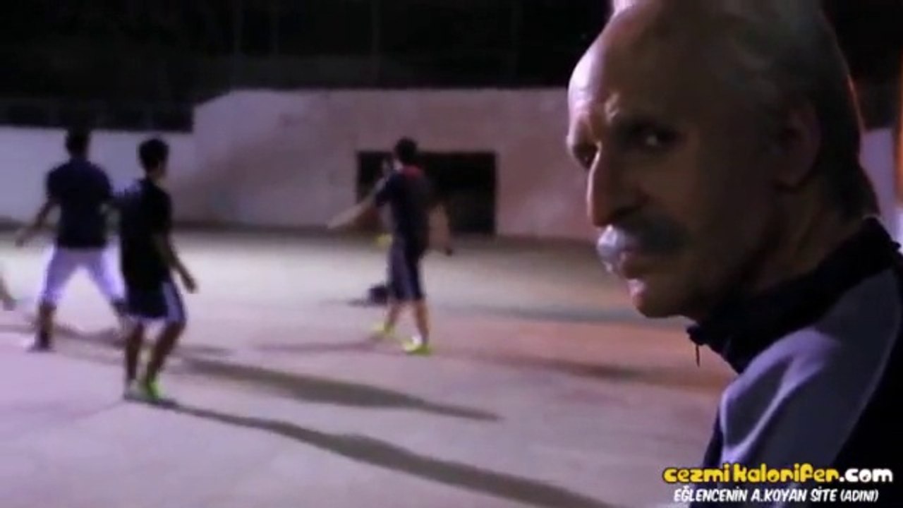 Futbol Sihirbazı S.Garnier'in Yaşlı Adam Kılığına Girip Milleti Trollemesi