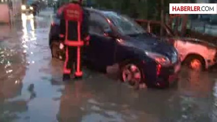 İstanbul'da Kurbağalıdere Taştı, 2 Araç Sulara Gömüldü