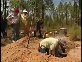 驚愕！アリの巣に熱々に溶かしたアルミを流し込む！！