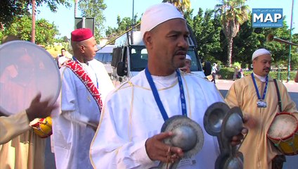 مجموعة "أفوس بابا" في استعراض فني بأحد شوارع الرباط في إطار مهرجان موازين
