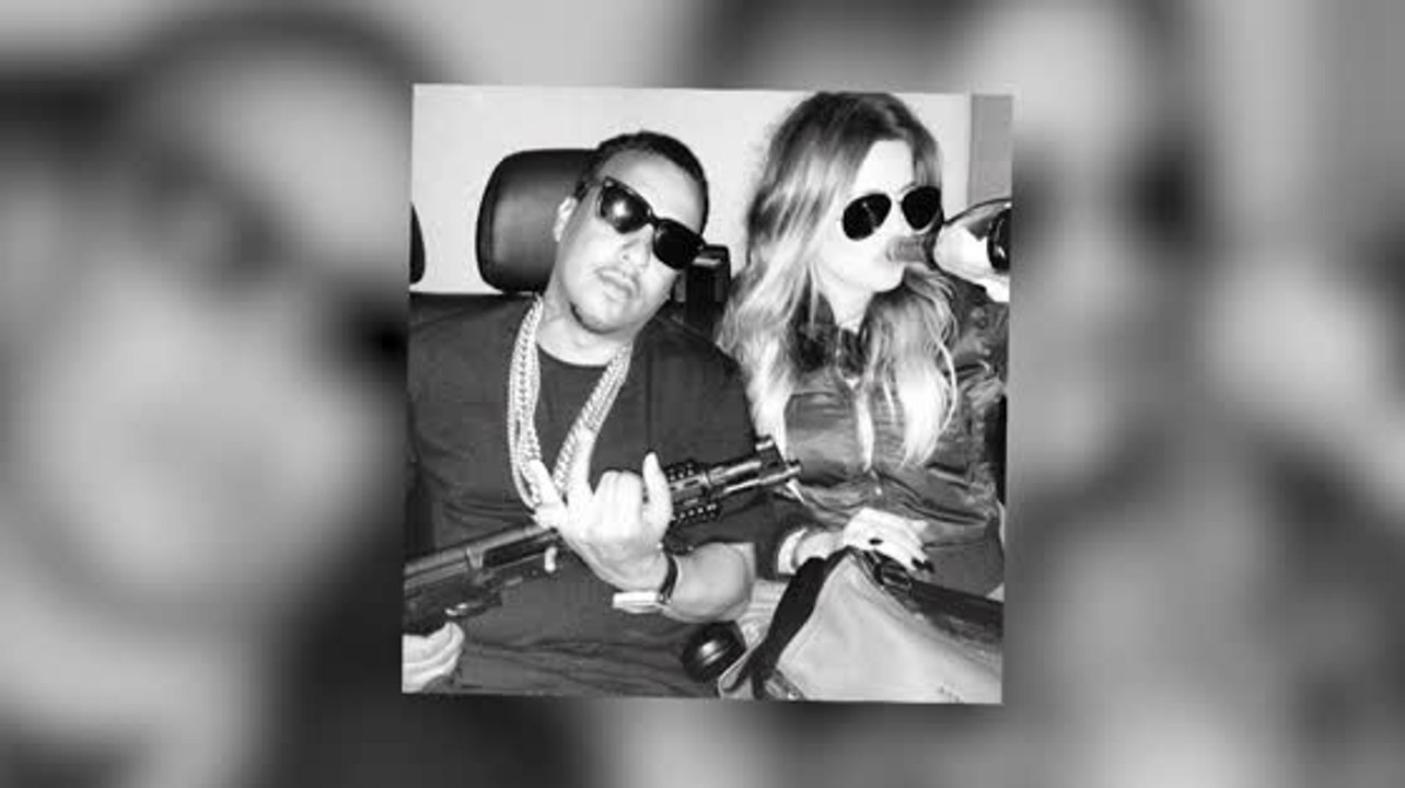 Khloe Kardashian und French Montana posieren mit einer Waffe