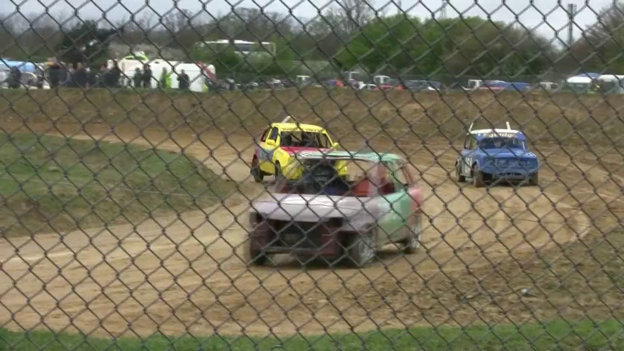 Commissaire de course renversé par une voiture folle. Chanceux qui passe très prêt de la mort!