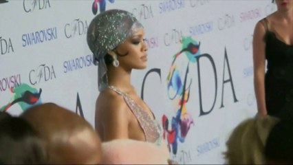 La robe transparente d'une Rihanna quasi nue