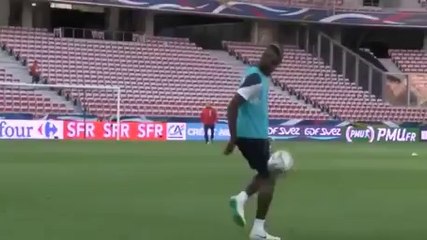 شاهد بالوتيلي يداعب الكرة بطريقة رائعة بتدريبات الازوري