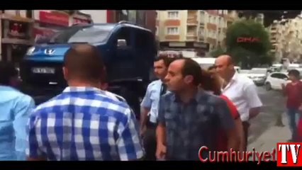 Öfkeli sürücü polisle tartışıp çekici ve şoförüne saldırdı