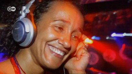 السامبا في القلب: لقاء مع فنانة موسيقية برازيلية | يوروماكس