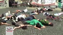 Flash mob giovani medici davanti Montecitorio, chiediamo il dirtitto di esercitare la professione