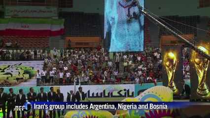 Video herunterladen: Iran bids farewell to football team as they head off WC