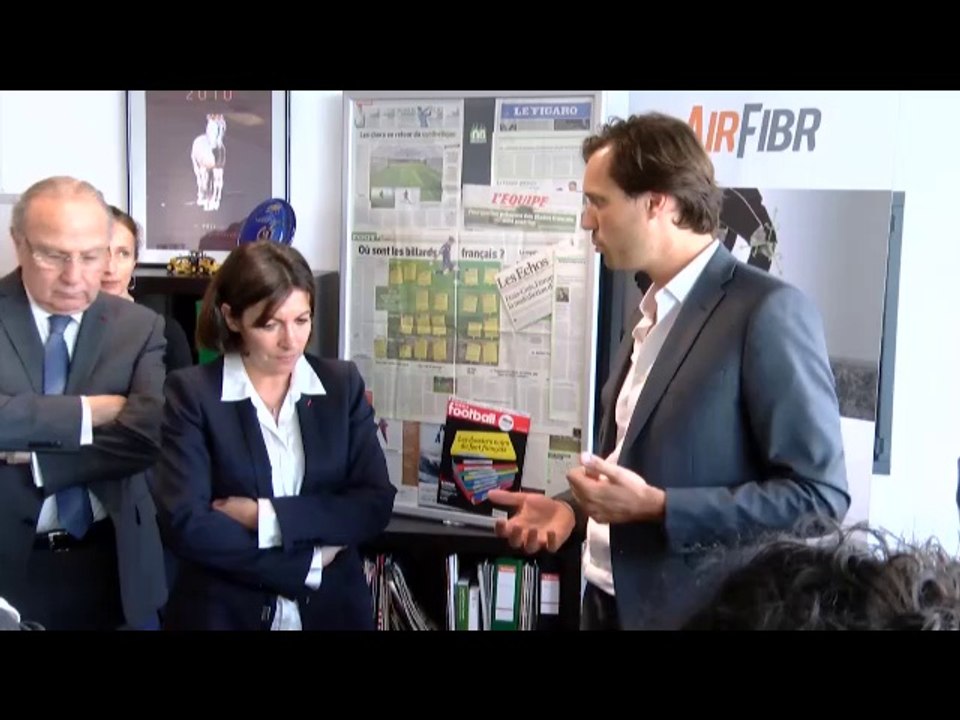 Anne Hidalgo visite un incubateur numérique