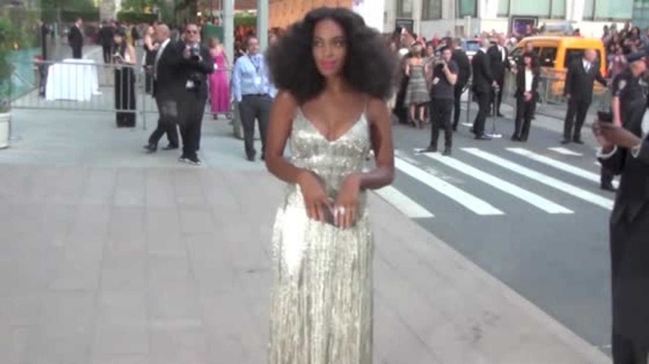 Solange zeigt gutes benehmen, als sie das gleiche event wie rachel roy besucht