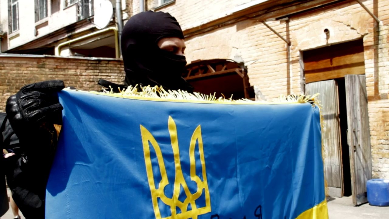 Volunteers with Ukraine's 'Pravy Sektor' head east to fight