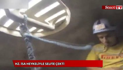 Hz. İsa heykeliyle selfie çekti