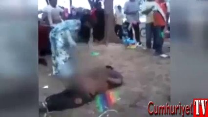 Malezya’da kızına tecavüz eden adamı yere yatırıp kırbaçladı