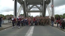 Marche des commandos sur le pont Pegasus Bridge avec les écoliers