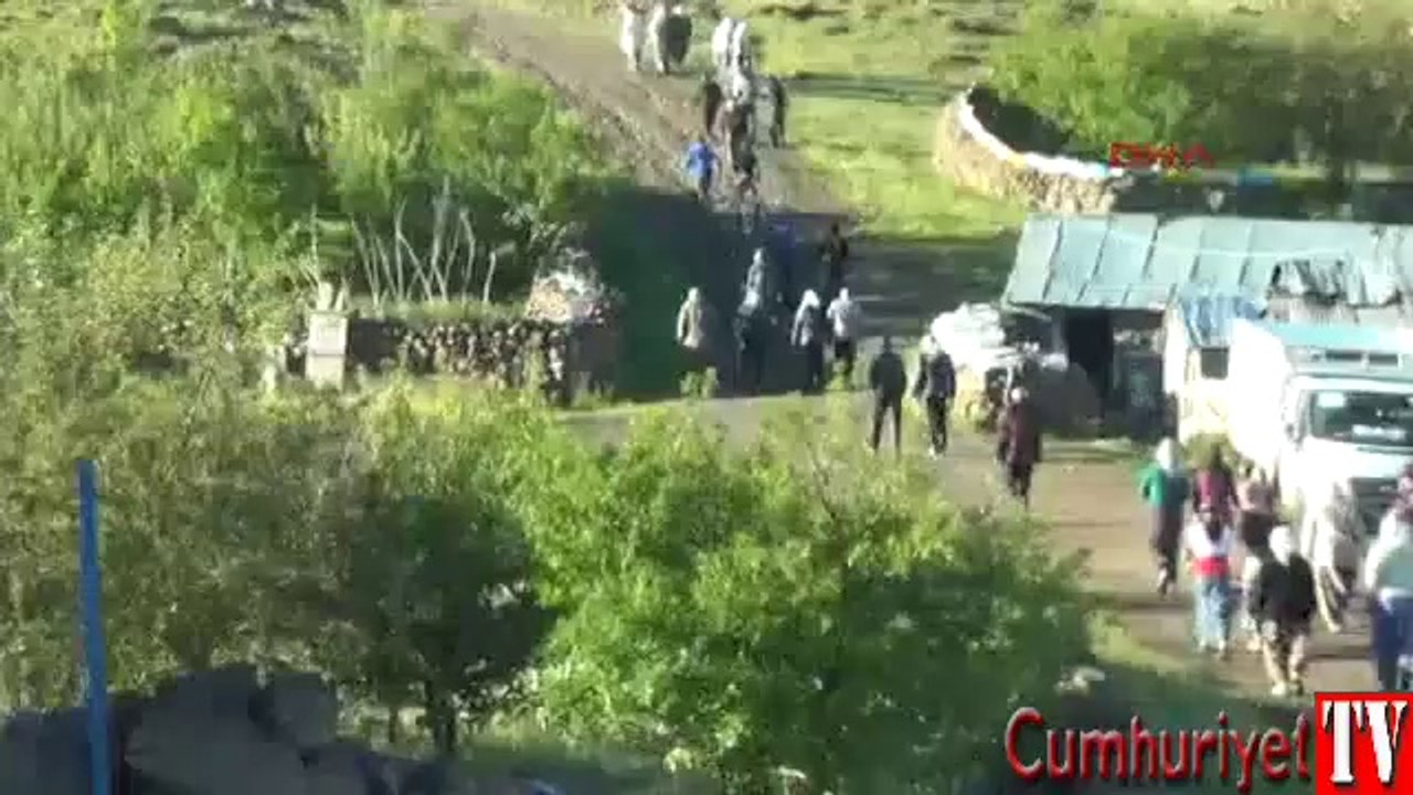 Karlıova - Varto yolunu kapatan gruba müdahale