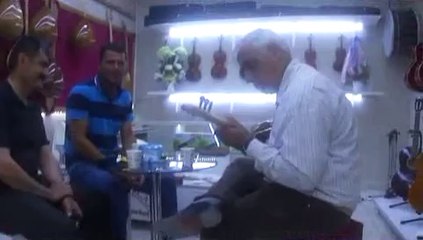 Aşık ERCAN Müzik Merkezini ziyaret anında (Servet Kutan_Egim egim olmuş gülün dalları)