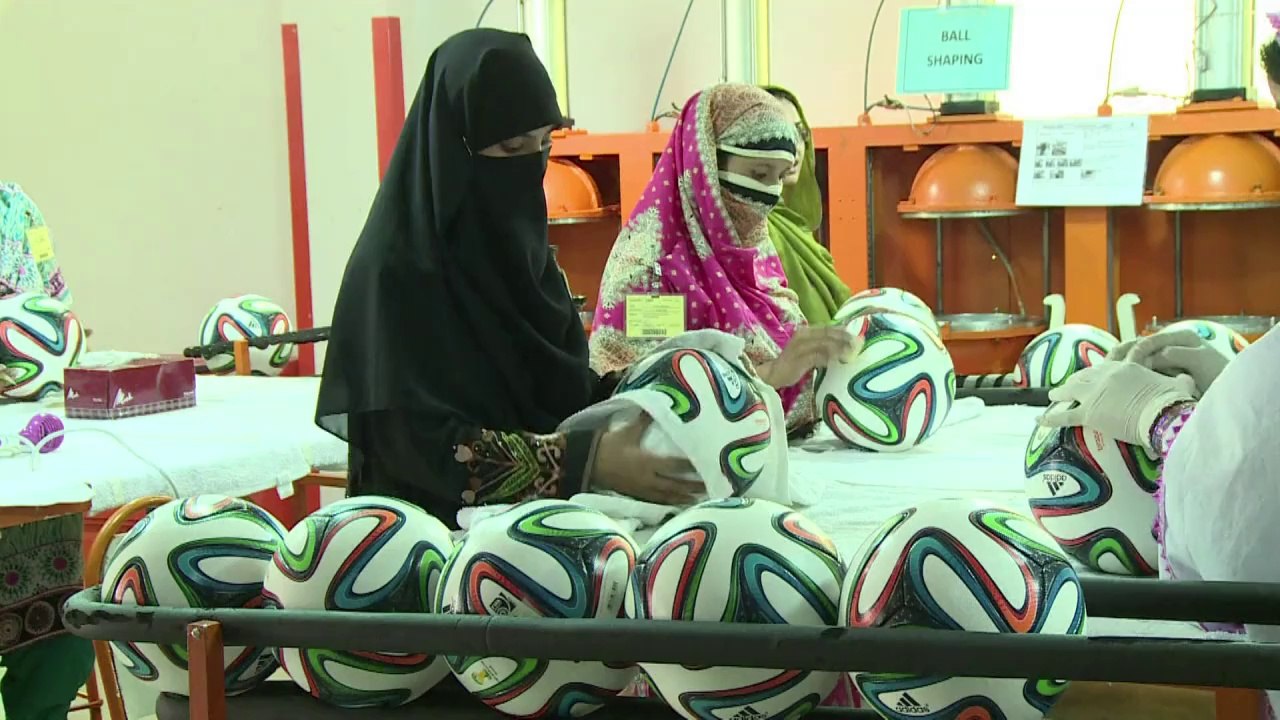 WM-Fußball 'Brazuca' wird in Pakistan gefertigt