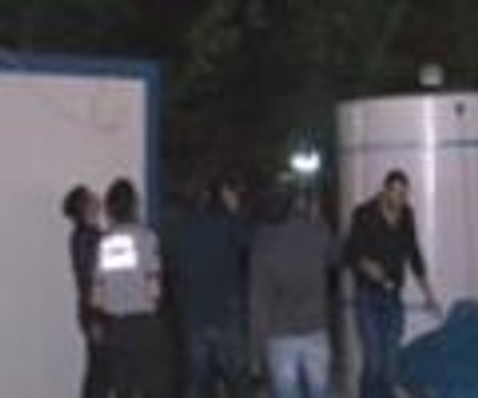 El feneriyle ağaçta hırsız aradılar