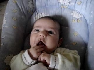 Lisa mange ses doigts