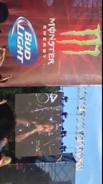 Le chanteur de STAIND, Aaron Lewis, s'en prend à des gars qui touchent des ados qui slamment pendant le Rockfest 2014