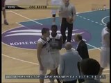 Treinador exagera na bronca em jogo de basquete