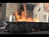 Napoli - Rifiuti in fiamme al Borgo Orefici, distrutta facciata scuola -1- (03.06.14)