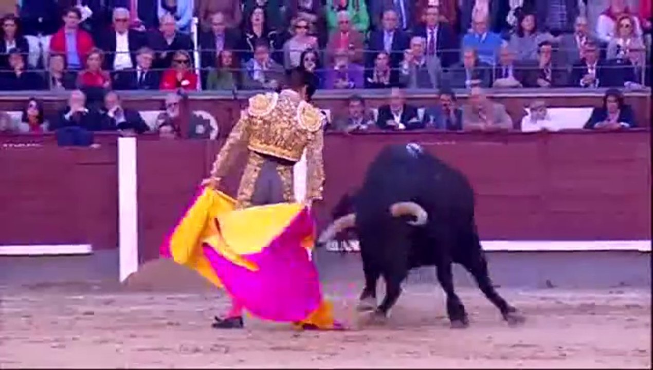 El Juli quite por chicuelinas con el compas abierto en Madrid 14