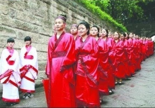 Dozens of Couples Tie the Knot at Traditional Chinese Wedding