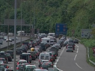 Rouler sur les bandes d'arrêt d'urgence en cas d'embouteillage: une idée qui fait polémique - 04/06
