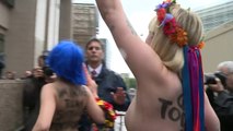 Protestan semidesnudas en las afueras del G7