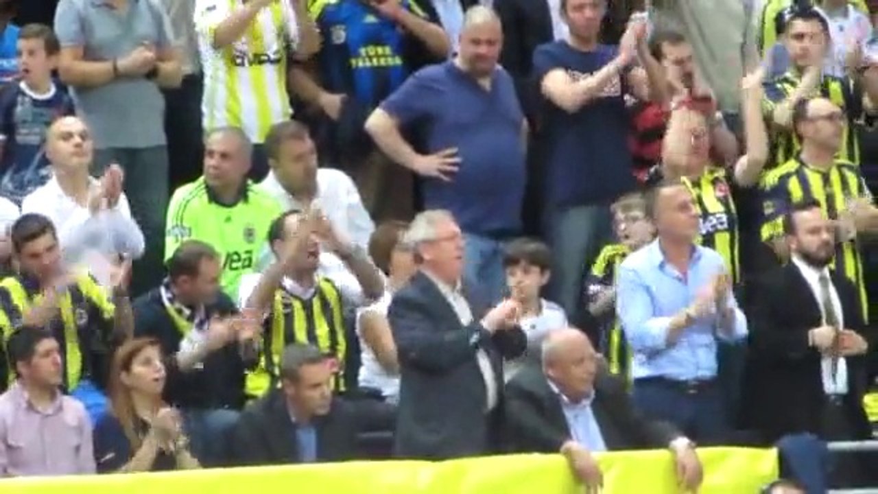 Aziz Yıldırım'ın Ali İsmail Tezahüratına Eşlik Etmesi