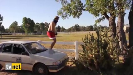 Çıplak vücutla kaktüs üstüne atlayan arıza adam