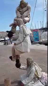 3 hommes en lévitation au Maroc
