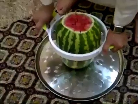 karpuz dilimlemenin en pratik yolu