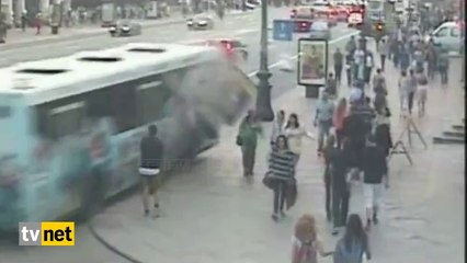 Otobüs yayaların arasında daldı