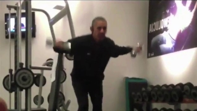 Barack Obama filmé dans une salle de sport