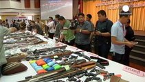Tayland'da cunta halktaki silahları topluyor