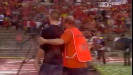 [EPIC FAIL] Crazy Fan tries to run on the pitch and falls - Belgium vs Tunisia 2014