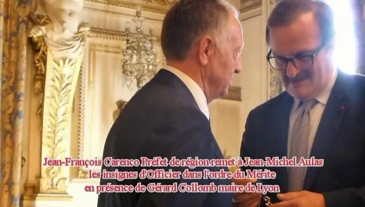 Jean-Michel Aulas reçoit les insignes d'Officier dans l'ordre du Mérite