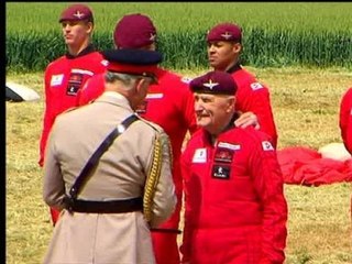 Débarquement: le prince Charles assiste au largage de 300 parachutistes à Ranville - 05/06